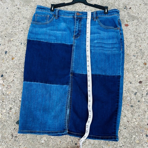 ♠️BLACK FRIDAY SALE!♠️ New York & Company Patchwork Denim Skirt Size 14 - Picture 6 of 7